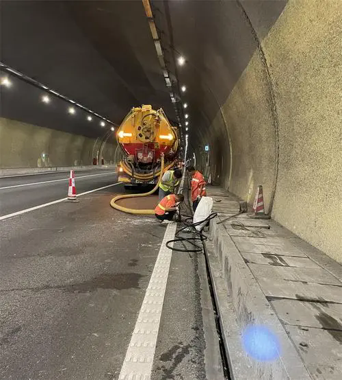 宁乡隧道排水渠清淤